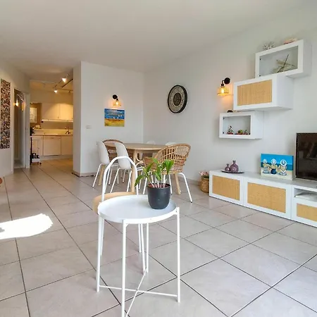 Апартаменты 2 Bedroom Lovely In *